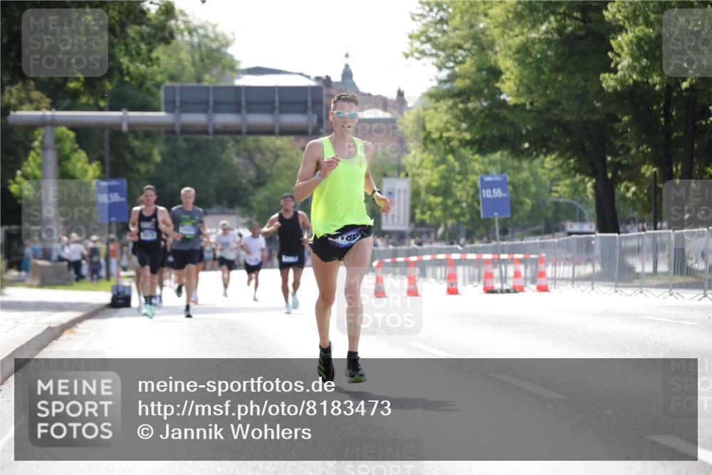 29.06.2025 - hella hamburg halbmarathon Jannik Wohlers http://msf.ph/oto/8183473 29.06.2025 09:43:04 Lombardsbrücke 1271, 2180, 6090, 7380, 9565, 9767, 10867, 13374, 14757, 15483, 15671, 18328, 18693, 18695, 18989 meine-sportfotos.de