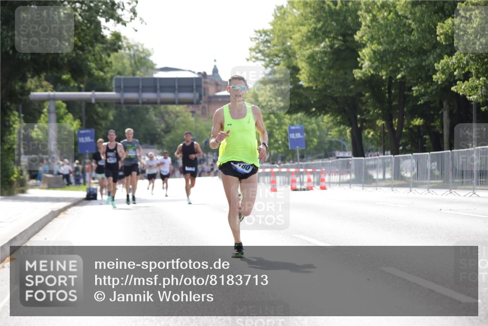 29.06.2025 - hella hamburg halbmarathon Jannik Wohlers http://msf.ph/oto/8183713 29.06.2025 09:43:04 Lombardsbrücke 1271, 2180, 6090, 7380, 9565, 9767, 10867, 13374, 14757, 15483, 15671, 18328, 18693, 18695, 18989 meine-sportfotos.de