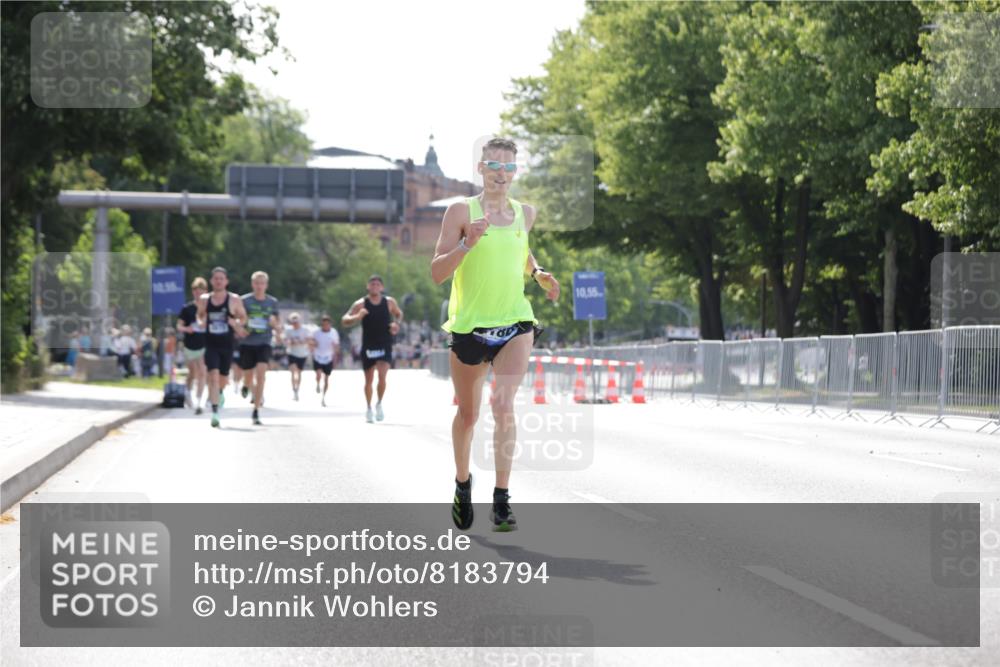 29.06.2025 - hella hamburg halbmarathon Jannik Wohlers http://msf.ph/oto/8183794 29.06.2025 09:43:05 Lombardsbrücke 1271, 2180, 6090, 7380, 9565, 9767, 10867, 13374, 14757, 15483, 15671, 18328, 18693, 18695, 18989 meine-sportfotos.de