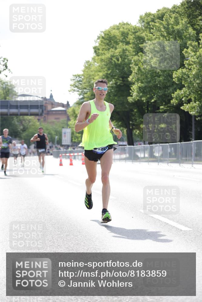 29.06.2025 - hella hamburg halbmarathon Jannik Wohlers http://msf.ph/oto/8183859 29.06.2025 09:43:05 Lombardsbrücke 1271, 2180, 6090, 7380, 9565, 9767, 10867, 13374, 14757, 15483, 15671, 18328, 18693, 18695, 18989 meine-sportfotos.de