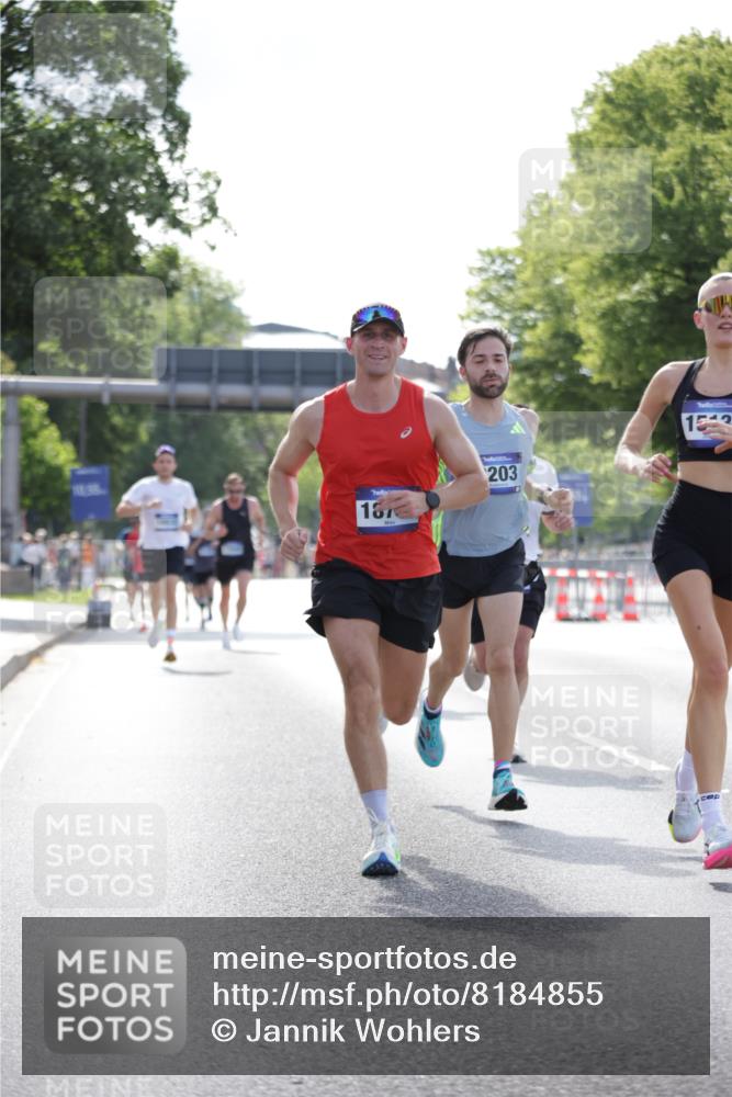29.06.2025 - hella hamburg halbmarathon Jannik Wohlers http://msf.ph/oto/8184855 29.06.2025 09:43:16 Lombardsbrücke 2075, 2180, 2203, 8318, 9804, 10351, 13941, 15023, 15136, 17893, 18763, 18832 meine-sportfotos.de