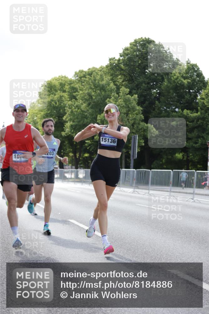 29.06.2025 - hella hamburg halbmarathon Jannik Wohlers http://msf.ph/oto/8184886 29.06.2025 09:43:16 Lombardsbrücke 2075, 2180, 2203, 8318, 9804, 10351, 13941, 15023, 15136, 17893, 18763, 18832 meine-sportfotos.de