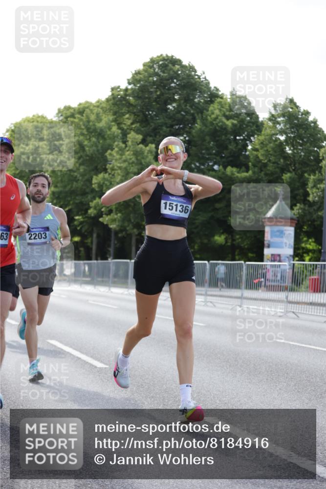 29.06.2025 - hella hamburg halbmarathon Jannik Wohlers http://msf.ph/oto/8184916 29.06.2025 09:43:17 Lombardsbrücke 2075, 2180, 2203, 8318, 9804, 10351, 13941, 15023, 15136, 17040, 17893, 18763, 18832 meine-sportfotos.de