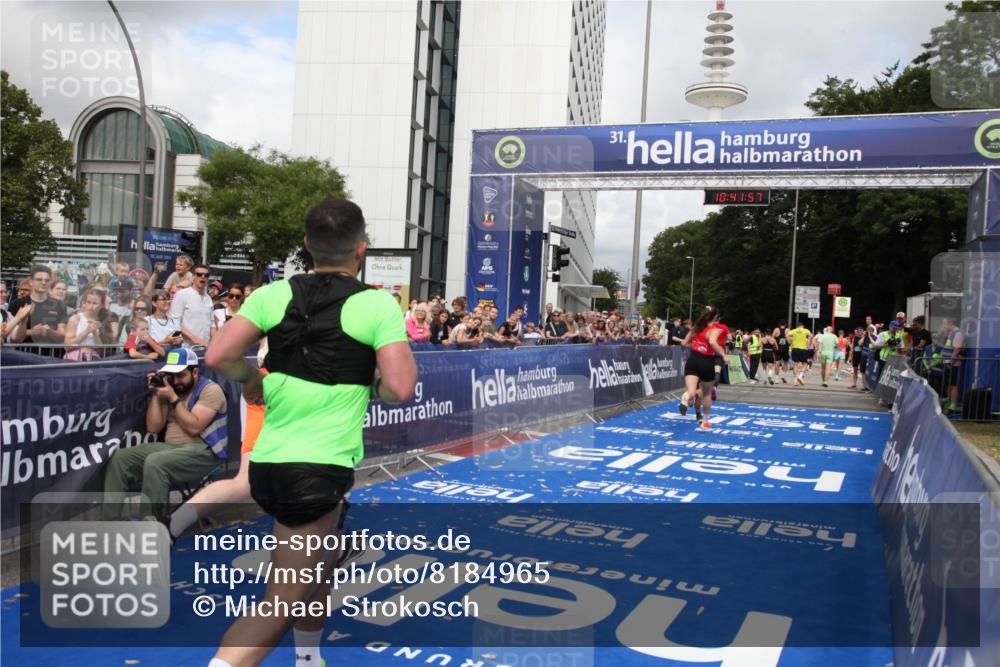29.06.2025 - hella hamburg halbmarathon Michael Strokosch http://msf.ph/oto/8184965 29.06.2025 10:41:56 Ziel 1169, 7092, 10415, 11765, 15521, 15935, 16507 meine-sportfotos.de