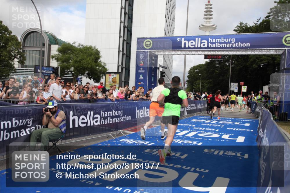 29.06.2025 - hella hamburg halbmarathon Michael Strokosch http://msf.ph/oto/8184977 29.06.2025 10:41:57 Ziel 1169, 7092, 10415, 11765, 15521, 15935, 16507 meine-sportfotos.de