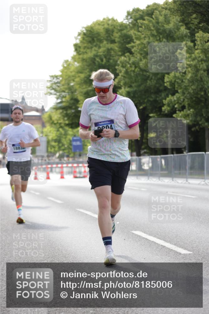 29.06.2025 - hella hamburg halbmarathon Jannik Wohlers http://msf.ph/oto/8185006 29.06.2025 09:43:19 Lombardsbrücke 2075, 2180, 2203, 8318, 9804, 10351, 13941, 15023, 15136, 17040, 17893, 18763, 18832 meine-sportfotos.de