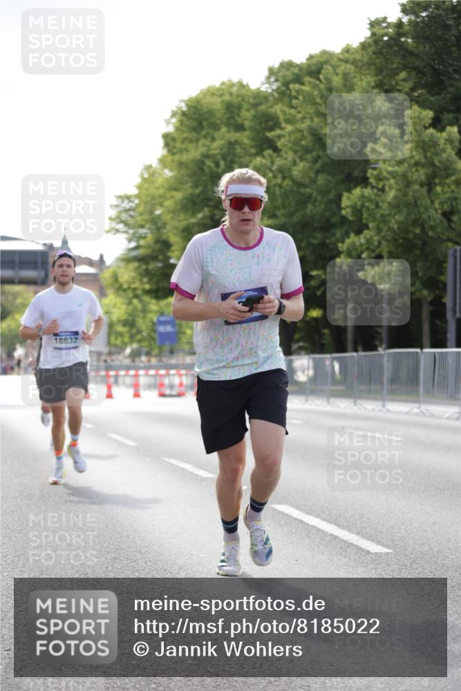 29.06.2025 - hella hamburg halbmarathon Jannik Wohlers http://msf.ph/oto/8185022 29.06.2025 09:43:19 Lombardsbrücke 2075, 2180, 2203, 8318, 9804, 10351, 13941, 15023, 15136, 17040, 17893, 18763, 18832 meine-sportfotos.de
