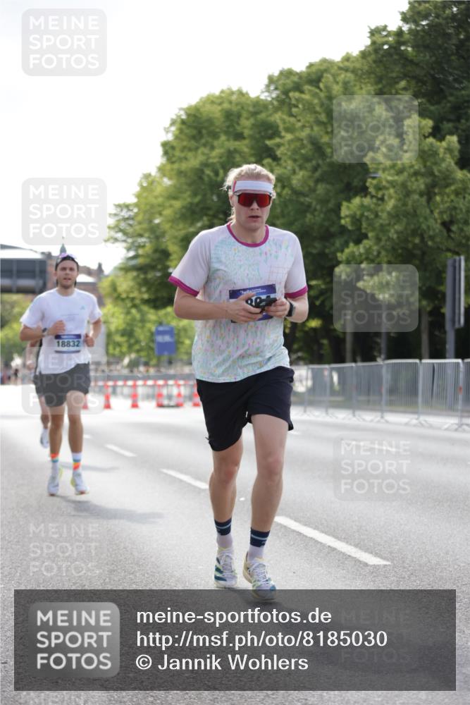 29.06.2025 - hella hamburg halbmarathon Jannik Wohlers http://msf.ph/oto/8185030 29.06.2025 09:43:19 Lombardsbrücke 2075, 2180, 2203, 8318, 9804, 10351, 13941, 15023, 15136, 17040, 17893, 18763, 18832 meine-sportfotos.de