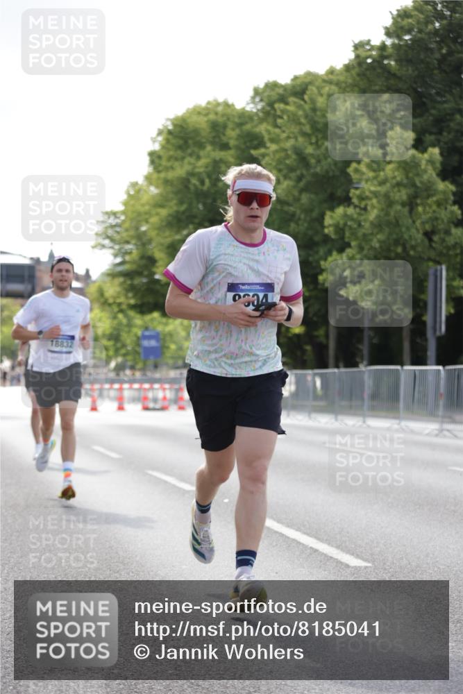 29.06.2025 - hella hamburg halbmarathon Jannik Wohlers http://msf.ph/oto/8185041 29.06.2025 09:43:19 Lombardsbrücke 2075, 2180, 2203, 8318, 9804, 10351, 13941, 15023, 15136, 17040, 17893, 18763, 18832 meine-sportfotos.de
