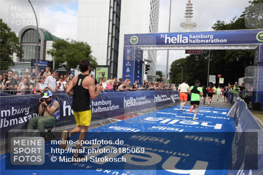 29.06.2025 - hella hamburg halbmarathon Michael Strokosch http://msf.ph/oto/8185069 29.06.2025 10:41:58 Ziel 1169, 7092, 8694, 11765, 15521, 15935, 16507 meine-sportfotos.de
