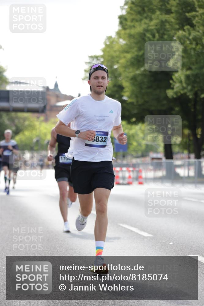 29.06.2025 - hella hamburg halbmarathon Jannik Wohlers http://msf.ph/oto/8185074 29.06.2025 09:43:20 Lombardsbrücke 2075, 2180, 2203, 8318, 9804, 10351, 13941, 15023, 15136, 17040, 17893, 18763, 18832 meine-sportfotos.de