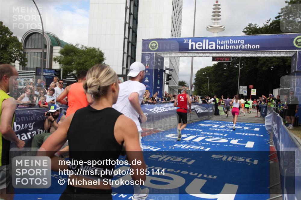 29.06.2025 - hella hamburg halbmarathon Michael Strokosch http://msf.ph/oto/8185144 29.06.2025 10:42:05 Ziel 5690, 6593, 7363, 8694, 11417, 12292, 13196, 15846, 16507, 17864, 17926, 18920, 19046 meine-sportfotos.de