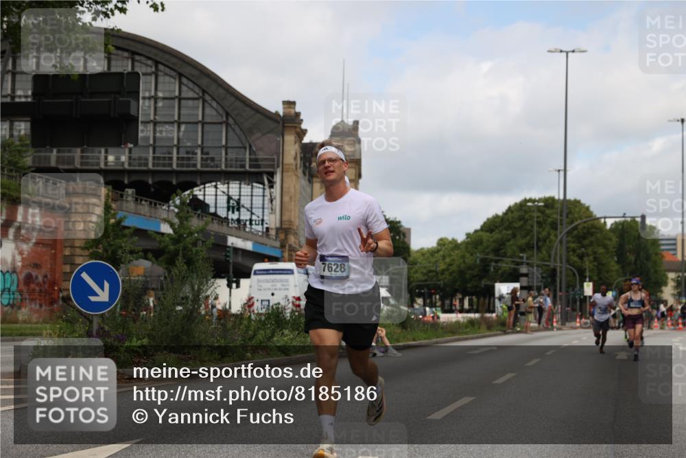 29.06.2025 - hella hamburg halbmarathon Yannick Fuchs http://msf.ph/oto/8185186 29.06.2025 10:29:24 20KM 1002, 4477, 5048, 5152, 6169, 6878, 7628, 7884, 7972, 8395, 8864, 9519, 9686, 11202, 11230, 11661, 14069, 14388, 15902, 16712, 17014, 18026, 18837, 19022 meine-sportfotos.de