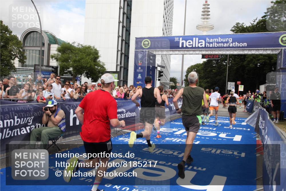 29.06.2025 - hella hamburg halbmarathon Michael Strokosch http://msf.ph/oto/8185217 29.06.2025 10:42:08 Ziel 1441, 5690, 6593, 7363, 10216, 11417, 12098, 12292, 13196, 15846, 16677, 17864, 17926, 18920, 19046 meine-sportfotos.de