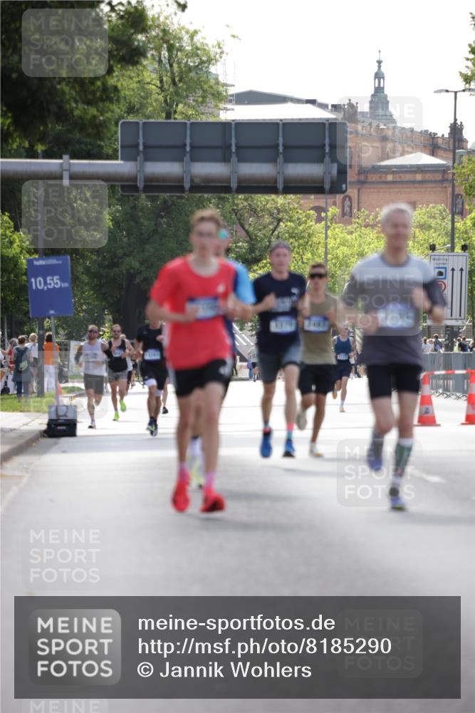 29.06.2025 - hella hamburg halbmarathon Jannik Wohlers http://msf.ph/oto/8185290 29.06.2025 09:43:23 Lombardsbrücke 2075, 2203, 3189, 8318, 8376, 9804, 10351, 11150, 13941, 15023, 15136, 17040, 17893, 18763, 18832 meine-sportfotos.de
