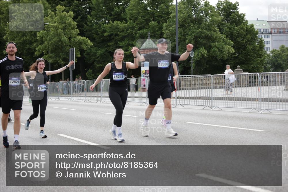 29.06.2025 - hella hamburg halbmarathon Jannik Wohlers http://msf.ph/oto/8185364 29.06.2025 11:11:05 Lombardsbrücke 1021, 2105, 2345, 2373, 3563, 3564, 3713, 3775, 3776, 3832, 4157, 4452, 4750, 6933, 8294, 9703, 9871, 10021, 10178, 11104, 13428, 14078, 14241, 15241, 15691, 15729, 16728, 17330, 17711, 17760, 18463, 18639 meine-sportfotos.de