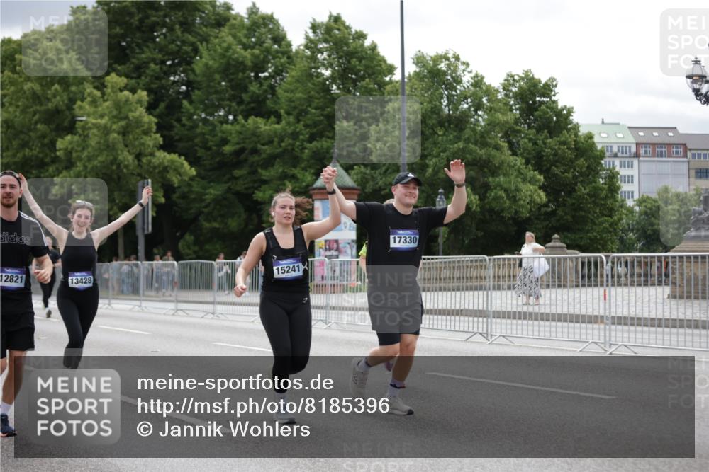 29.06.2025 - hella hamburg halbmarathon Jannik Wohlers http://msf.ph/oto/8185396 29.06.2025 11:11:06 Lombardsbrücke 1021, 2105, 2345, 2373, 3563, 3564, 3713, 3775, 3776, 3832, 4157, 4452, 4750, 8294, 9415, 9703, 9871, 10021, 10178, 11104, 13428, 14078, 14241, 15241, 15691, 15729, 16728, 17330, 17711, 17760, 18463, 18639 meine-sportfotos.de