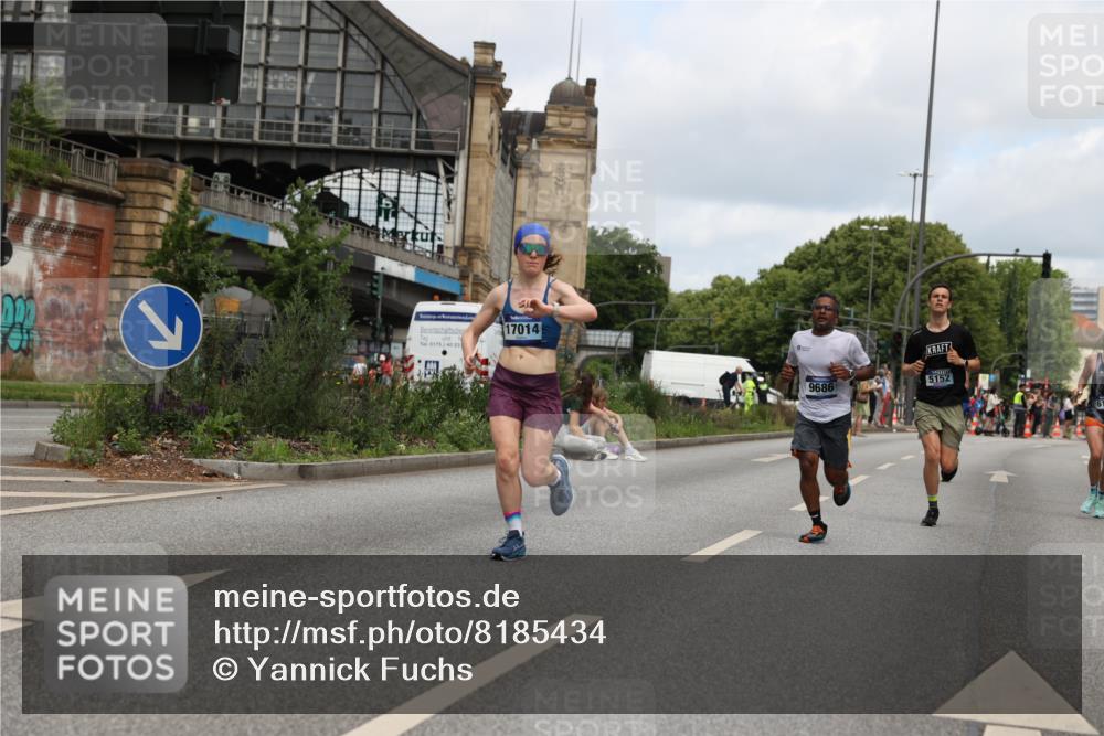 29.06.2025 - hella hamburg halbmarathon Yannick Fuchs http://msf.ph/oto/8185434 29.06.2025 10:29:29 20KM 1002, 1217, 4477, 5048, 5152, 6169, 6878, 7628, 7972, 8395, 8864, 9686, 11230, 11661, 12369, 14069, 14388, 14603, 15991, 16712, 17014, 18419, 18837, 19022 meine-sportfotos.de