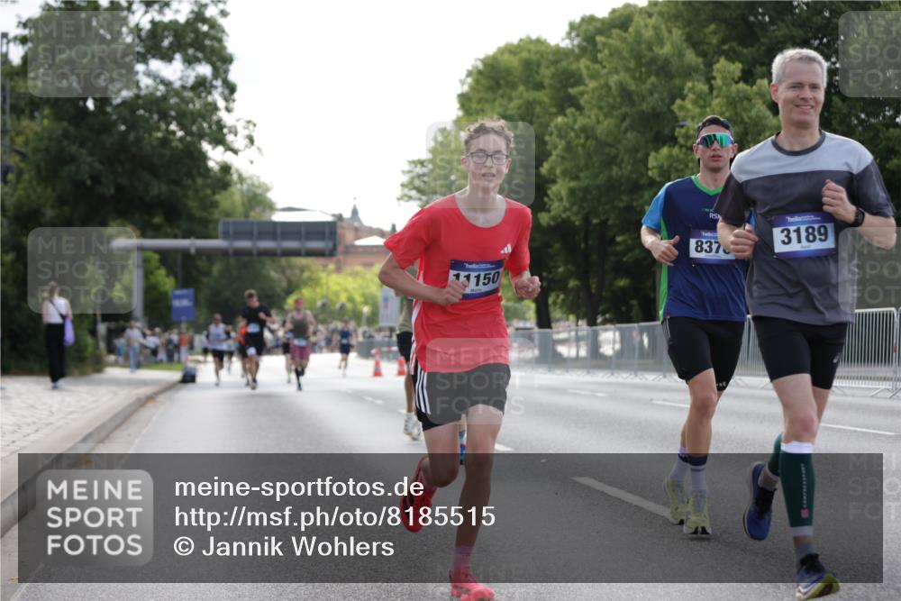 29.06.2025 - hella hamburg halbmarathon Jannik Wohlers http://msf.ph/oto/8185515 29.06.2025 09:43:28 Lombardsbrücke 2203, 2483, 3189, 3379, 8376, 9804, 10351, 11150, 13941, 15136, 17040, 17893, 18763, 18832 meine-sportfotos.de