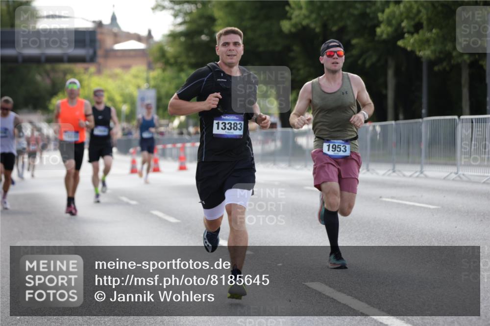 29.06.2025 - hella hamburg halbmarathon Jannik Wohlers http://msf.ph/oto/8185645 29.06.2025 09:43:33 Lombardsbrücke 1953, 2483, 3189, 3379, 5308, 8376, 9804, 10222, 11150, 13383, 13606, 17040, 18832 meine-sportfotos.de