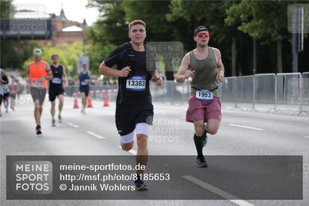 29.06.2025 - hella hamburg halbmarathon Jannik Wohlers http://msf.ph/oto/8185653 29.06.2025 09:43:33 Lombardsbrücke 1953, 2483, 3189, 3379, 5308, 8376, 9804, 10222, 11150, 13383, 13606, 17040, 18832 meine-sportfotos.de
