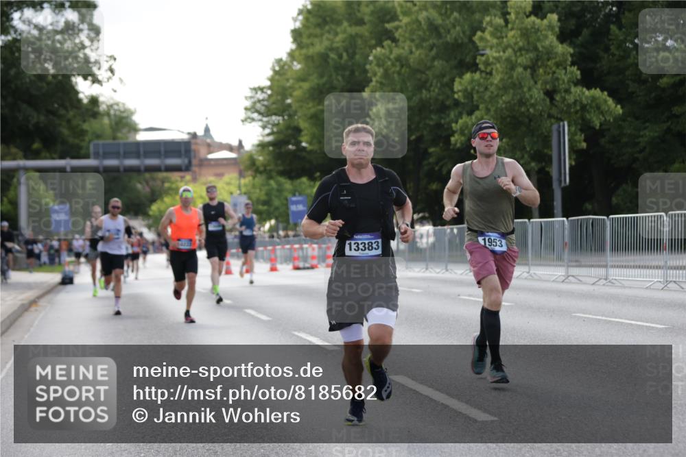 29.06.2025 - hella hamburg halbmarathon Jannik Wohlers http://msf.ph/oto/8185682 29.06.2025 09:43:34 Lombardsbrücke 1953, 2483, 3189, 3379, 5308, 8376, 9804, 10222, 11150, 13383, 13606, 17040, 18832 meine-sportfotos.de