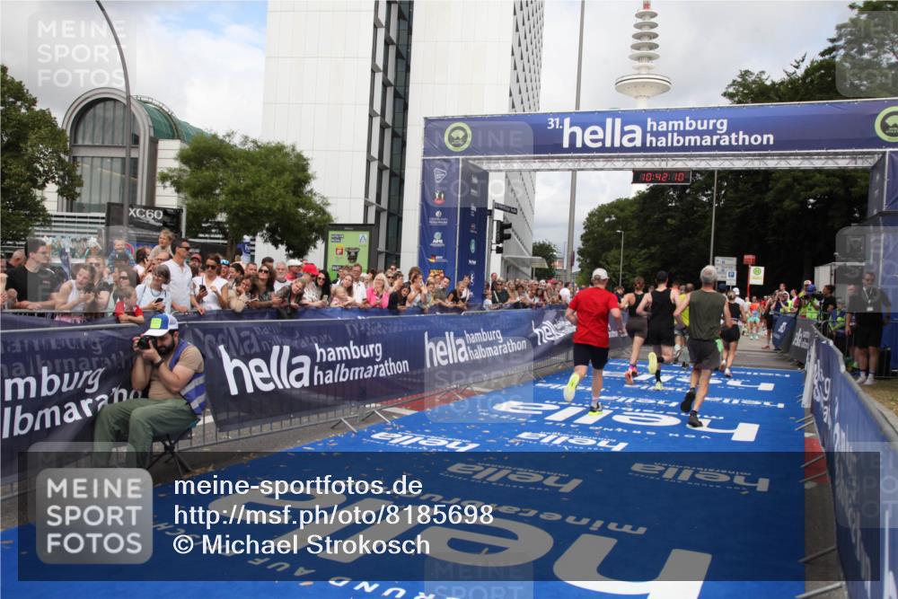 29.06.2025 - hella hamburg halbmarathon Michael Strokosch http://msf.ph/oto/8185698 29.06.2025 10:42:09 Ziel 1441, 5690, 6593, 10216, 11417, 12098, 12292, 13196, 15846, 16677, 17864, 17926, 18920, 19046 meine-sportfotos.de