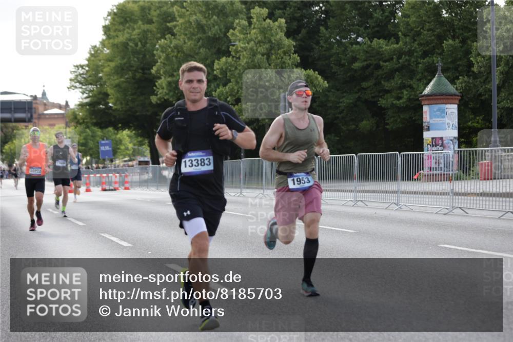 29.06.2025 - hella hamburg halbmarathon Jannik Wohlers http://msf.ph/oto/8185703 29.06.2025 09:43:34 Lombardsbrücke 1953, 2483, 3189, 3379, 5308, 8376, 9804, 10222, 11150, 13383, 13606, 17040, 18832 meine-sportfotos.de