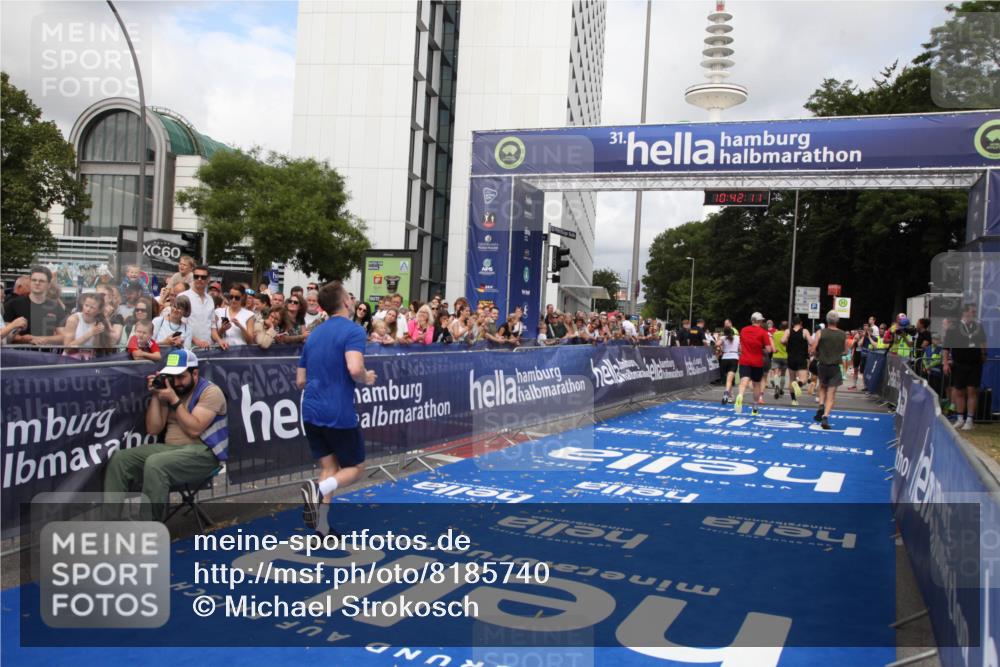 29.06.2025 - hella hamburg halbmarathon Michael Strokosch http://msf.ph/oto/8185740 29.06.2025 10:42:10 Ziel 1441, 5682, 6593, 10216, 11417, 12098, 12292, 13196, 15846, 16677, 17864, 18920, 19046 meine-sportfotos.de