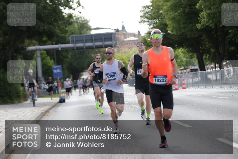 29.06.2025 - hella hamburg halbmarathon Jannik Wohlers http://msf.ph/oto/8185752 29.06.2025 09:43:36 Lombardsbrücke 1122, 1953, 2483, 3189, 3379, 5308, 7231, 8376, 9047, 10222, 11150, 13383, 13606, 17040, 18832 meine-sportfotos.de