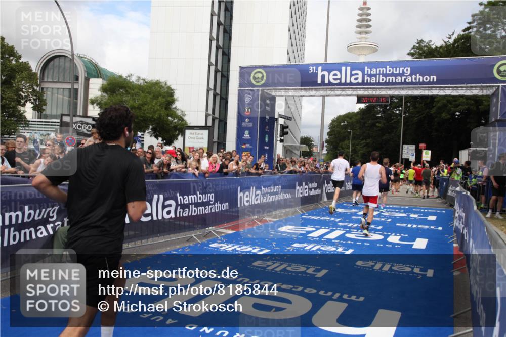 29.06.2025 - hella hamburg halbmarathon Michael Strokosch http://msf.ph/oto/8185844 29.06.2025 10:42:14 Ziel 1441, 5682, 7765, 9365, 10216, 12098, 13709, 14899, 16626, 16677, 17363, 18772, 18802 meine-sportfotos.de