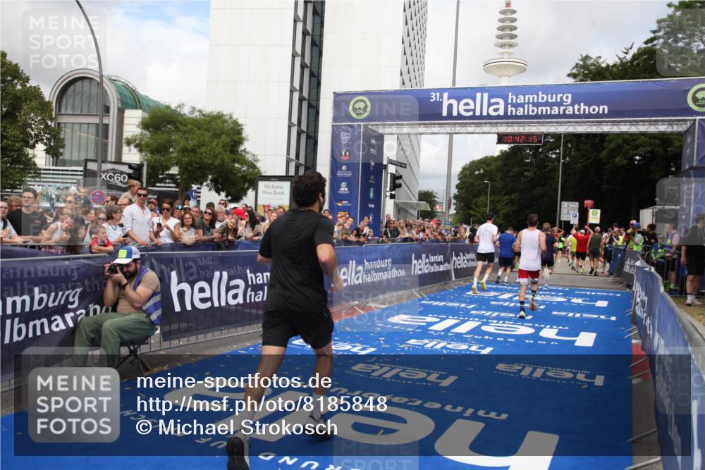 29.06.2025 - hella hamburg halbmarathon Michael Strokosch http://msf.ph/oto/8185848 29.06.2025 10:42:14 Ziel 1441, 5682, 7765, 9365, 10216, 12098, 13709, 14899, 16626, 16677, 17363, 18772, 18802 meine-sportfotos.de
