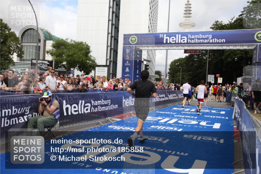 29.06.2025 - hella hamburg halbmarathon Michael Strokosch http://msf.ph/oto/8185858 29.06.2025 10:42:14 Ziel 1441, 5682, 7765, 9365, 10216, 12098, 13709, 14899, 16626, 16677, 17363, 18772, 18802 meine-sportfotos.de