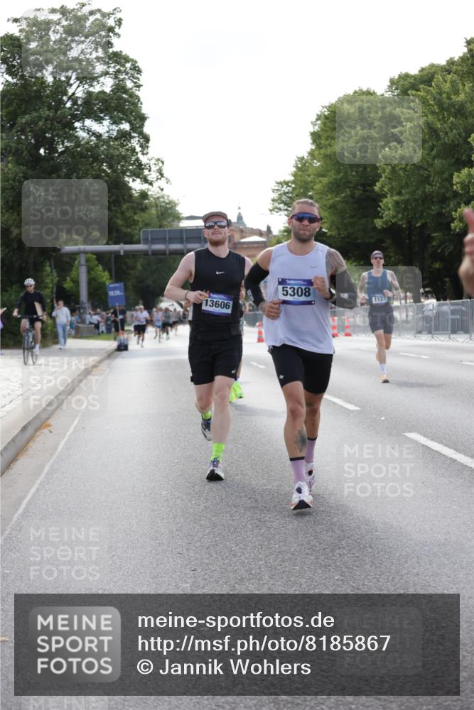 29.06.2025 - hella hamburg halbmarathon Jannik Wohlers http://msf.ph/oto/8185867 29.06.2025 09:43:38 Lombardsbrücke 1122, 1953, 2483, 3189, 3379, 5308, 7231, 8376, 9047, 10222, 11150, 13383, 13606, 17040 meine-sportfotos.de