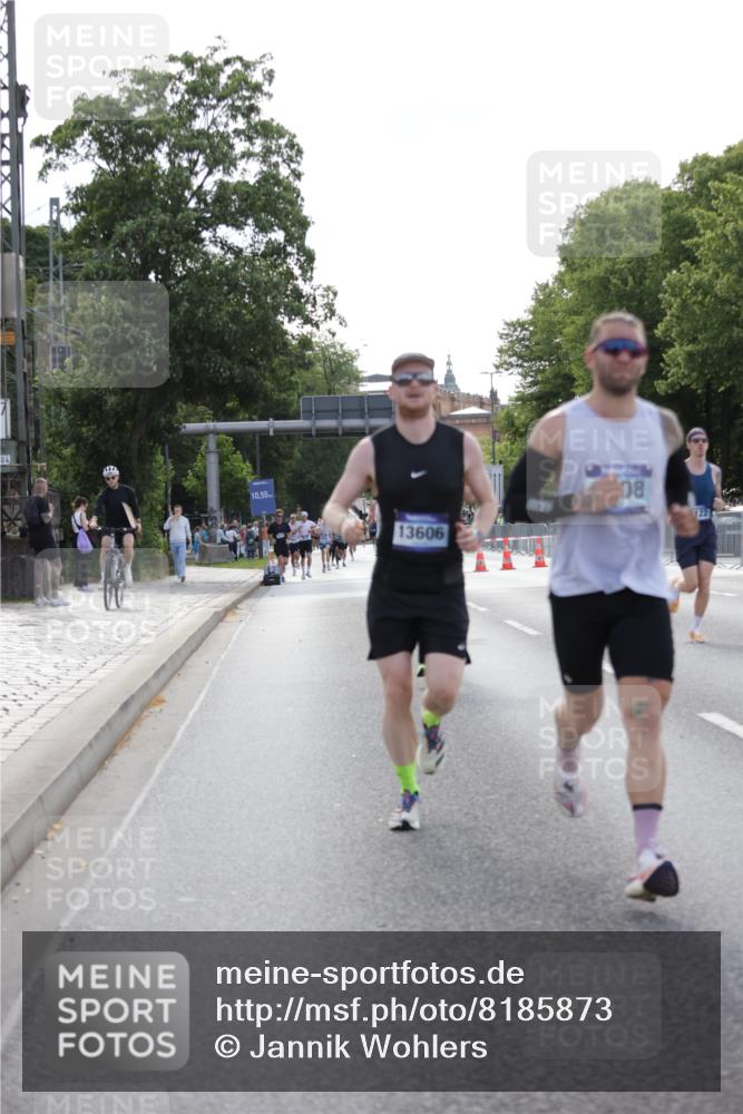 29.06.2025 - hella hamburg halbmarathon Jannik Wohlers http://msf.ph/oto/8185873 29.06.2025 09:43:38 Lombardsbrücke 1122, 1953, 2483, 3189, 3379, 5308, 7231, 8376, 9047, 10222, 11150, 13383, 13606, 17040 meine-sportfotos.de