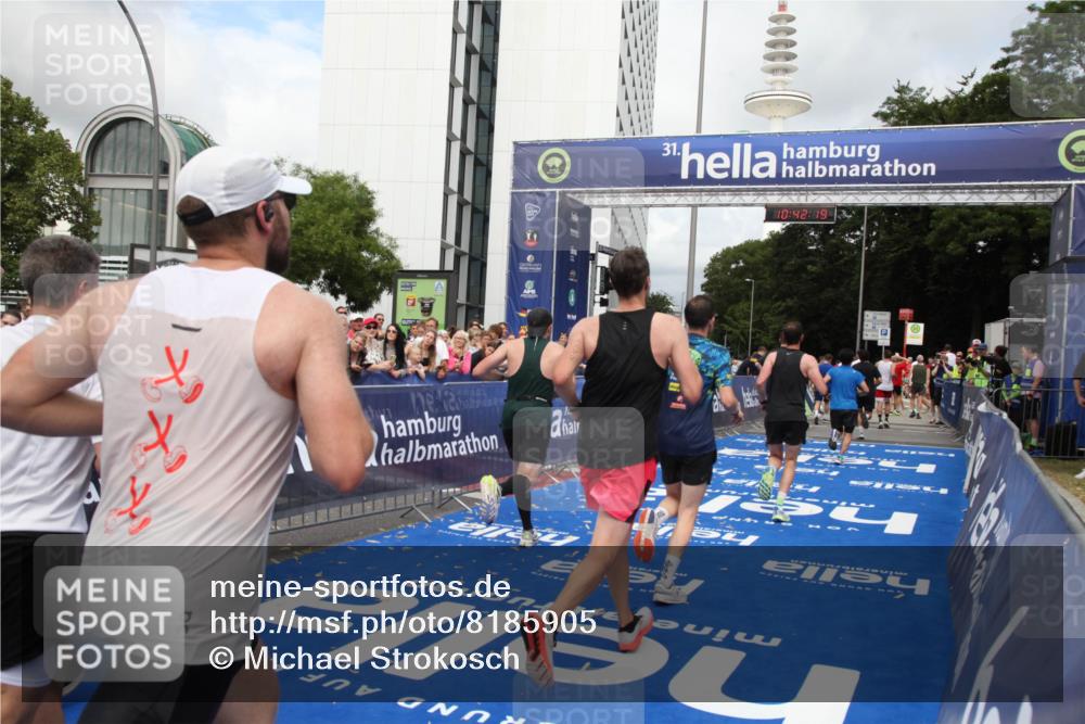 29.06.2025 - hella hamburg halbmarathon Michael Strokosch http://msf.ph/oto/8185905 29.06.2025 10:42:18 Ziel 1903, 2675, 5682, 7765, 7865, 9365, 13709, 14811, 14899, 16626, 16660, 17182, 17363, 18772, 18802 meine-sportfotos.de