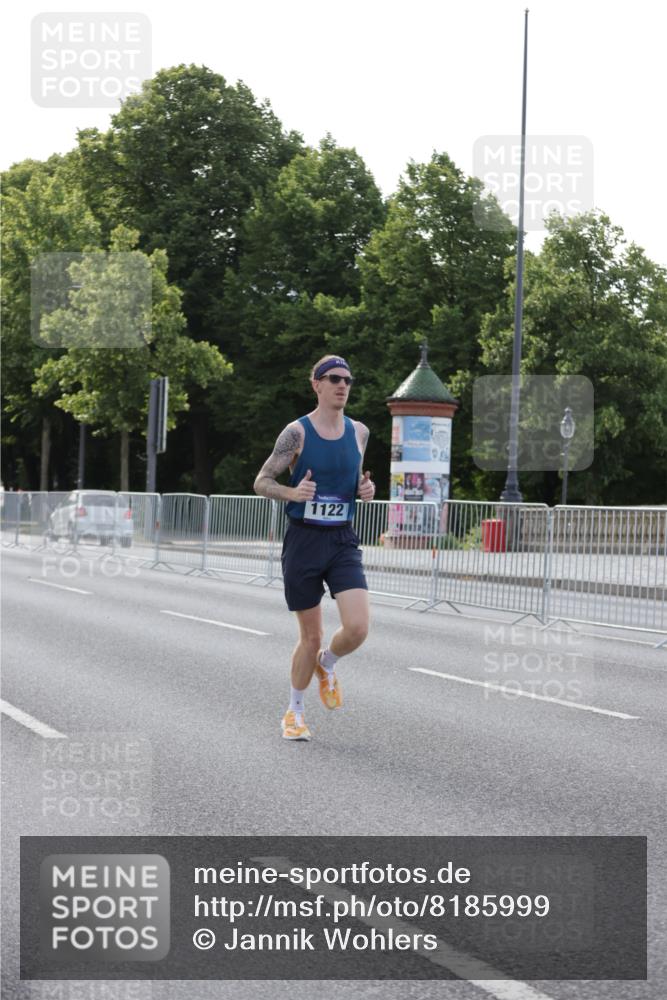 29.06.2025 - hella hamburg halbmarathon Jannik Wohlers http://msf.ph/oto/8185999 29.06.2025 09:43:41 Lombardsbrücke 1122, 1953, 2483, 3189, 3379, 5308, 7231, 7793, 8376, 9047, 10222, 10655, 11150, 13383, 13606 meine-sportfotos.de