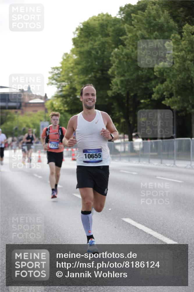 29.06.2025 - hella hamburg halbmarathon Jannik Wohlers http://msf.ph/oto/8186124 29.06.2025 09:43:44 Lombardsbrücke 1122, 1953, 2483, 3379, 5308, 7231, 7793, 8376, 9047, 10222, 10655, 13383, 13606 meine-sportfotos.de