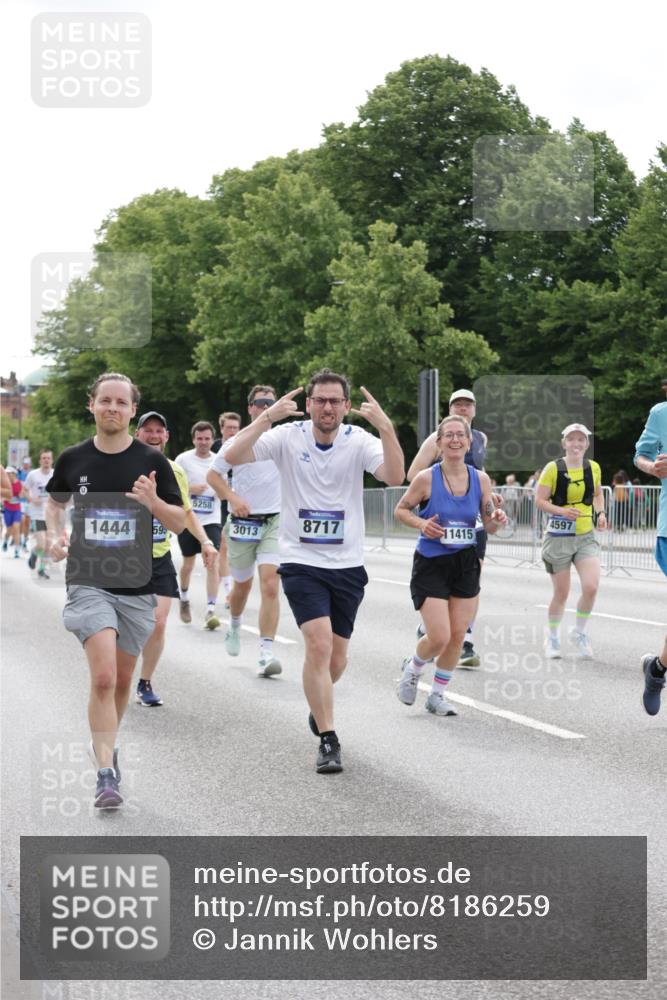 29.06.2025 - hella hamburg halbmarathon Jannik Wohlers http://msf.ph/oto/8186259 29.06.2025 10:23:35 Lombardsbrücke 1389, 1444, 1545, 2489, 3013, 3185, 4122, 4597, 4990, 5039, 5055, 5258, 5260, 5358, 5661, 5954, 7013, 7426, 8141, 8149, 8502, 8717, 9217, 9603, 11044, 11306, 11347, 11415, 11454, 13149, 15352, 17414, 17513, 17595, 18091, 18210, 18314, 18745, 18998, 19017 meine-sportfotos.de
