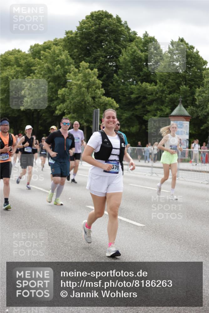 29.06.2025 - hella hamburg halbmarathon Jannik Wohlers http://msf.ph/oto/8186263 29.06.2025 11:11:18 Lombardsbrücke 1021, 2105, 2695, 2696, 3563, 3564, 3608, 3713, 3775, 3776, 3832, 3932, 4574, 4750, 4821, 4881, 6000, 6001, 6454, 6455, 7050, 7686, 7687, 8768, 9322, 9415, 9683, 9871, 10178, 10822, 11005, 11796, 14078, 14241, 14656, 14806, 14859, 15238, 15746, 16219, 16268, 16485, 17570, 17711, 17760, 18260, 18955 meine-sportfotos.de