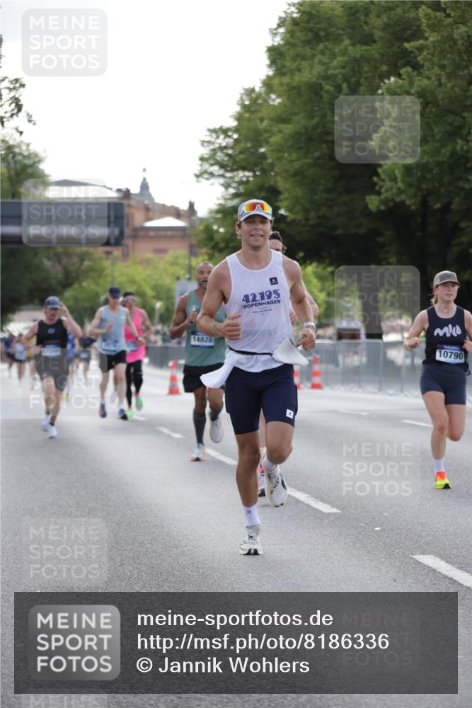29.06.2025 - hella hamburg halbmarathon Jannik Wohlers http://msf.ph/oto/8186336 29.06.2025 09:43:53 Lombardsbrücke 1122, 2879, 5308, 5344, 7231, 7793, 8975, 9047, 9079, 10106, 10173, 10222, 10655, 10790, 13606, 14828, 15655, 16118, 17258 meine-sportfotos.de