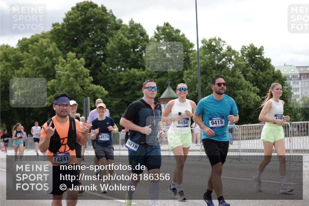 29.06.2025 - hella hamburg halbmarathon Jannik Wohlers http://msf.ph/oto/8186356 29.06.2025 11:11:20 Lombardsbrücke 1021, 2695, 2696, 3563, 3564, 3608, 3775, 3776, 3832, 3932, 4196, 4574, 4750, 4821, 4881, 6000, 6001, 6242, 6454, 6455, 7050, 7686, 7687, 8768, 8831, 9322, 9415, 9683, 9871, 10178, 10822, 11005, 11796, 14078, 14241, 14656, 14806, 14859, 15238, 15746, 16219, 16268, 16485, 16773, 17570, 17711, 18260, 18383, 18955 meine-sportfotos.de