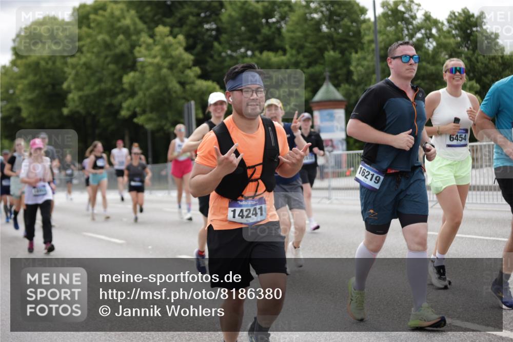 29.06.2025 - hella hamburg halbmarathon Jannik Wohlers http://msf.ph/oto/8186380 29.06.2025 11:11:21 Lombardsbrücke 1021, 1934, 2695, 2696, 3016, 3563, 3564, 3608, 3775, 3776, 3832, 3932, 4196, 4574, 4750, 4821, 4881, 6000, 6001, 6242, 6454, 6455, 7050, 7686, 7687, 8768, 8831, 9322, 9415, 9683, 9871, 10178, 10822, 10827, 11005, 11796, 14078, 14241, 14656, 14806, 14859, 15238, 15746, 16219, 16268, 16485, 16773, 17570, 17711, 18260, 18383, 18955 meine-sportfotos.de