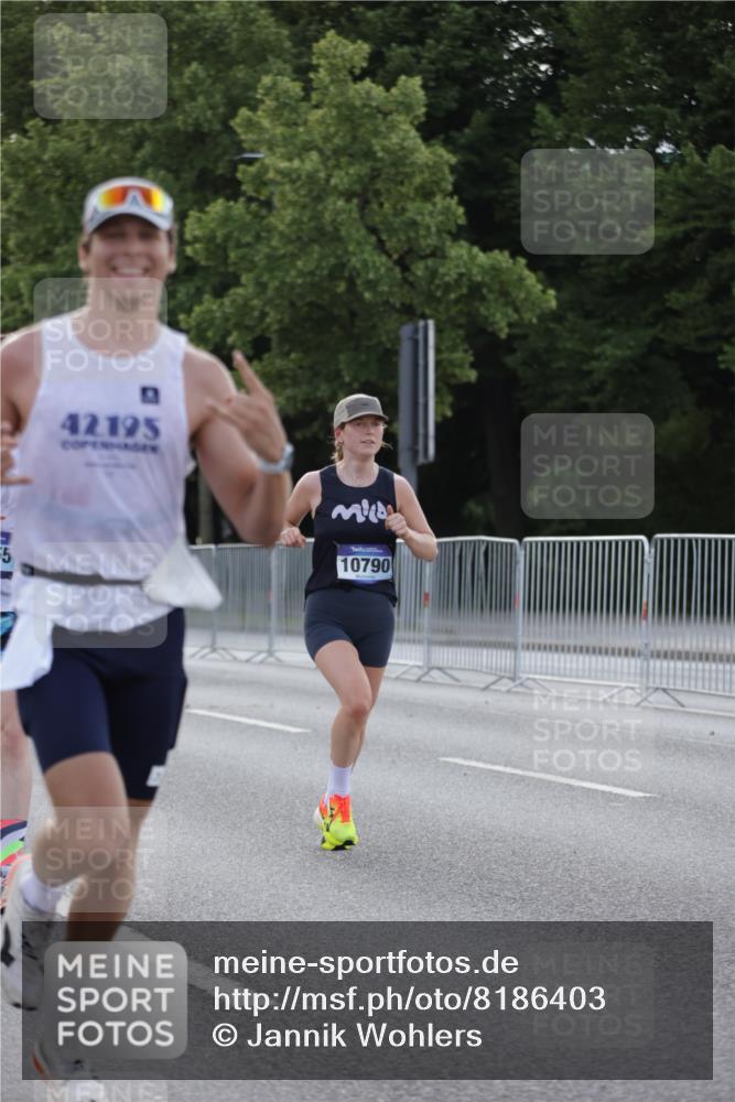 29.06.2025 - hella hamburg halbmarathon Jannik Wohlers http://msf.ph/oto/8186403 29.06.2025 09:43:54 Lombardsbrücke 1122, 2879, 5344, 7231, 7793, 8975, 9047, 9079, 10106, 10173, 10655, 10790, 13606, 14828, 15655, 16118, 17258 meine-sportfotos.de