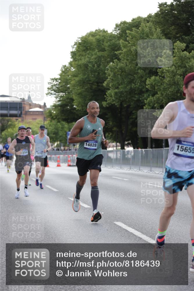 29.06.2025 - hella hamburg halbmarathon Jannik Wohlers http://msf.ph/oto/8186439 29.06.2025 09:43:55 Lombardsbrücke 1122, 2879, 5344, 7231, 7793, 8975, 9047, 9079, 10106, 10173, 10655, 10790, 11877, 14828, 15655, 16118, 17258 meine-sportfotos.de