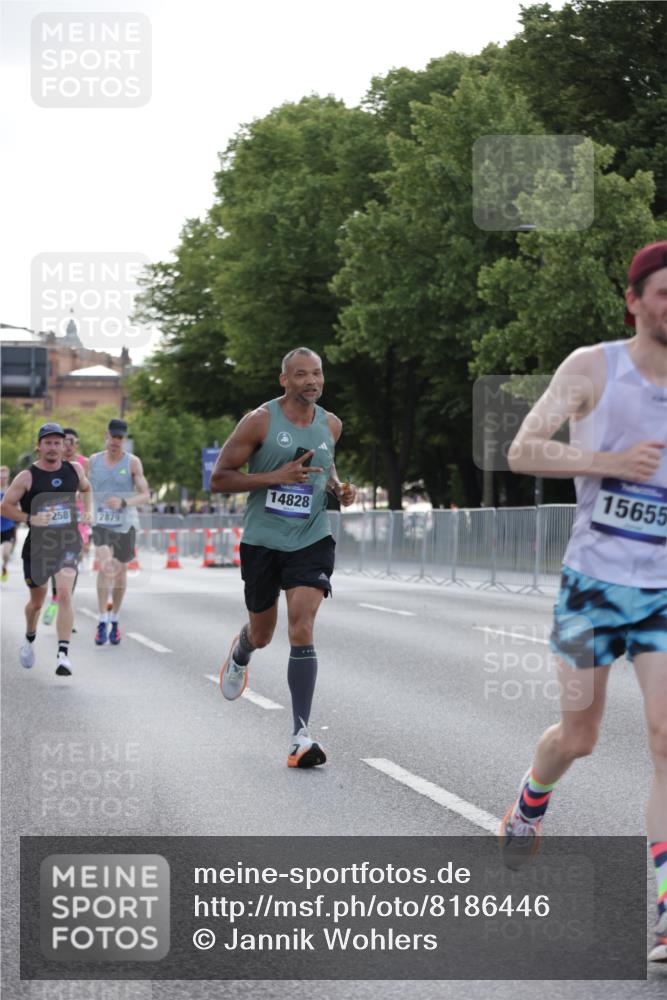 29.06.2025 - hella hamburg halbmarathon Jannik Wohlers http://msf.ph/oto/8186446 29.06.2025 09:43:55 Lombardsbrücke 1122, 2879, 5344, 7231, 7793, 8975, 9047, 9079, 10106, 10173, 10655, 10790, 11877, 14828, 15655, 16118, 17258 meine-sportfotos.de