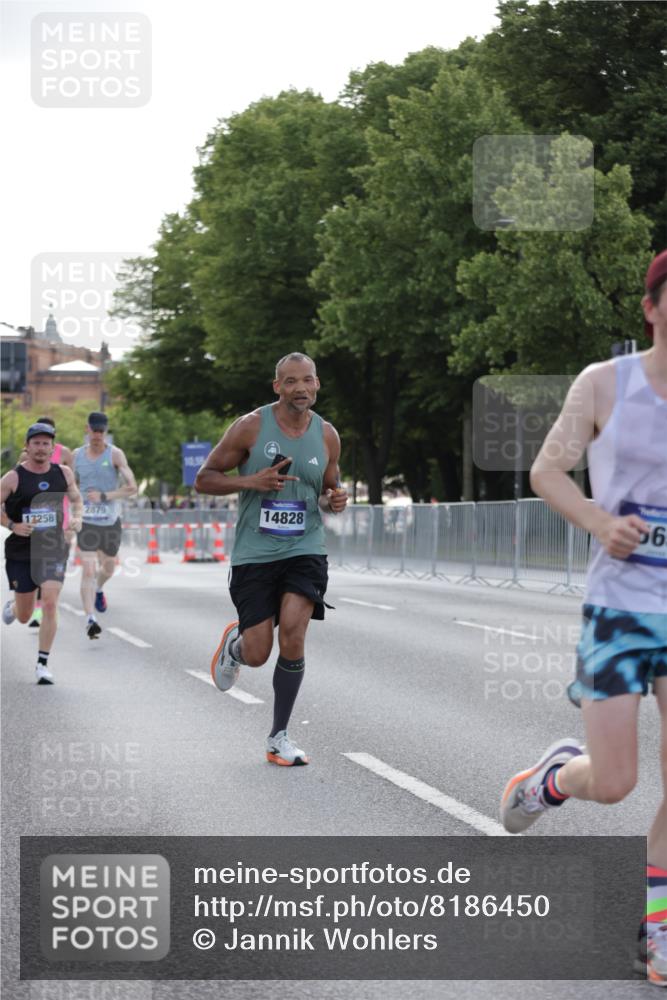 29.06.2025 - hella hamburg halbmarathon Jannik Wohlers http://msf.ph/oto/8186450 29.06.2025 09:43:55 Lombardsbrücke 1122, 2879, 5344, 7231, 7793, 8975, 9047, 9079, 10106, 10173, 10655, 10790, 11877, 14828, 15655, 16118, 17258 meine-sportfotos.de