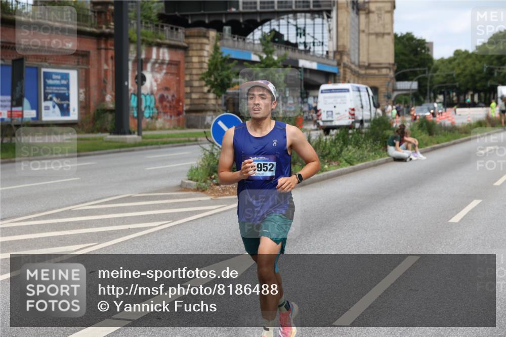 29.06.2025 - hella hamburg halbmarathon Yannick Fuchs http://msf.ph/oto/8186488 29.06.2025 10:29:55 20KM 57, 1217, 1344, 1562, 4740, 4944, 5269, 5554, 6704, 7466, 7867, 8901, 10771, 11559, 11898, 12204, 12369, 12751, 14603, 14629, 14952, 15390, 15391, 15991, 16140, 16177, 16695, 16811, 16963, 16964, 17022, 17643, 17826, 18183, 18220, 18237, 18419 meine-sportfotos.de
