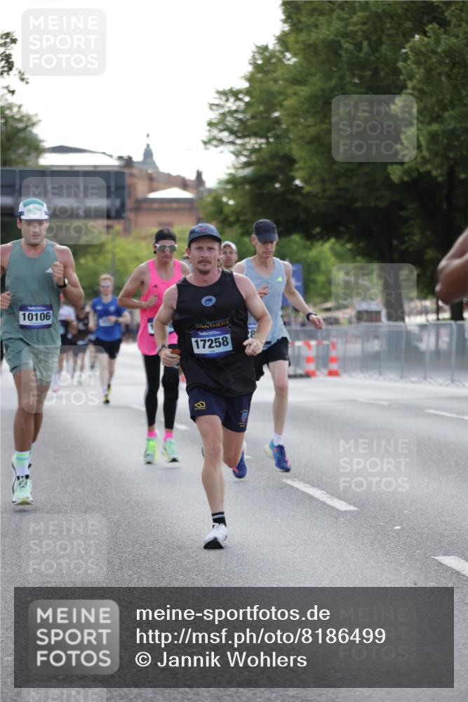 29.06.2025 - hella hamburg halbmarathon Jannik Wohlers http://msf.ph/oto/8186499 29.06.2025 09:43:56 Lombardsbrücke 1122, 2879, 5344, 7231, 7793, 8975, 9047, 9079, 10106, 10173, 10655, 10790, 11877, 14828, 15655, 16118, 17258 meine-sportfotos.de