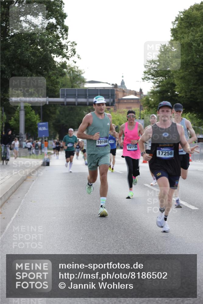 29.06.2025 - hella hamburg halbmarathon Jannik Wohlers http://msf.ph/oto/8186502 29.06.2025 09:43:57 Lombardsbrücke 1122, 2879, 5344, 7231, 7793, 8975, 9079, 10106, 10173, 10655, 10790, 11877, 14828, 15655, 16118, 17258 meine-sportfotos.de